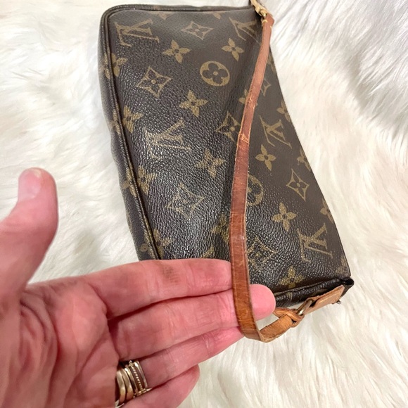 Authenticated Louis Vuitton Pochette Accessories Shoulder Bag Pouch Purse - Picture 10 of 16